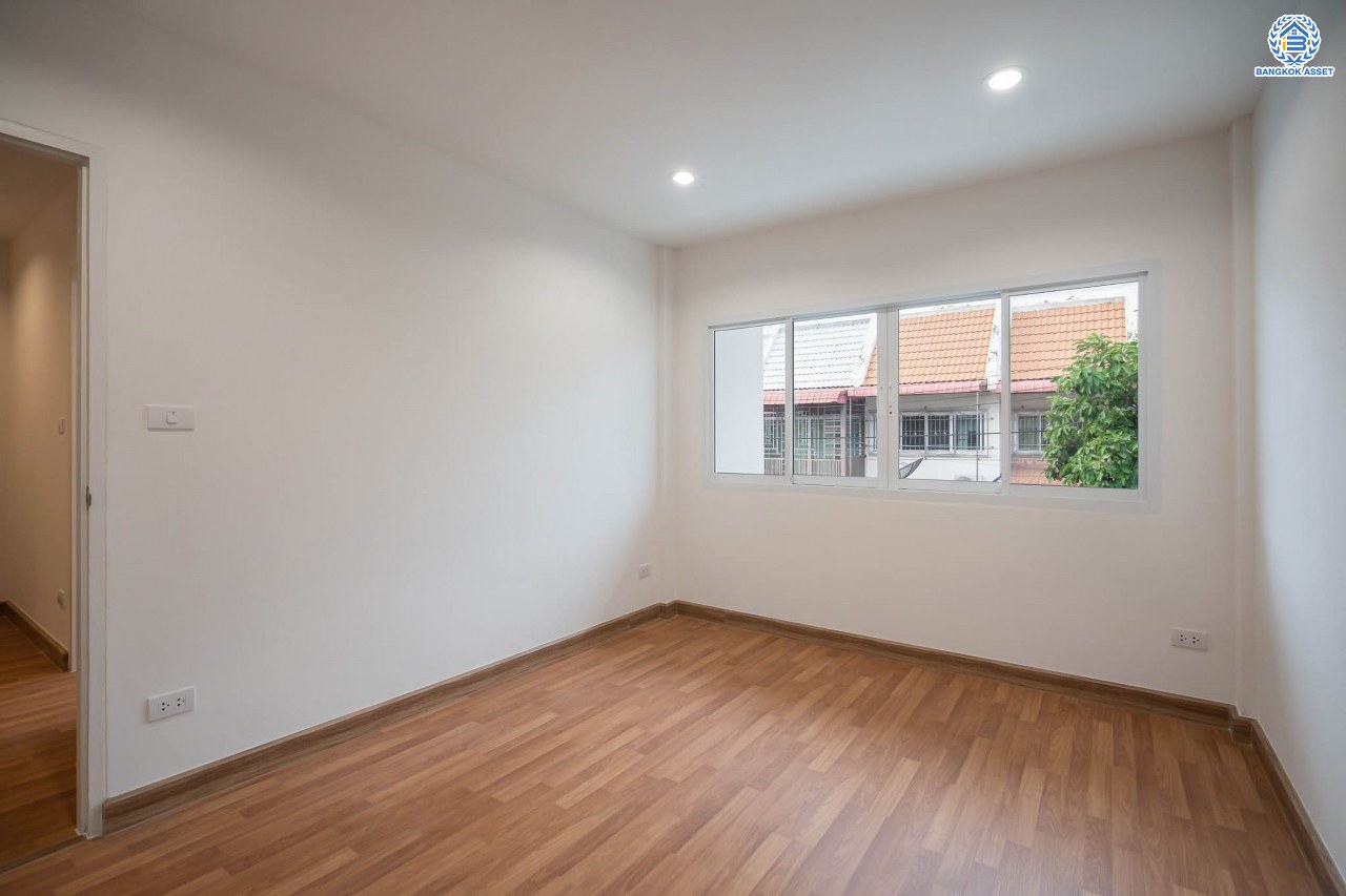 บ้านมือสองตกแต่งใหม่ โครงการ มิตรรุ่งเรือง จรัญสนิทวงศ์ เนื้อที่ 27 ตร.ว. ฟังก์ชัน 3 ห้องนอน 2 ห้องน้ำ จอดรถได้ 1 คัน บนทำเลศักยภาพ เชื่อมต่อหลายเส้นทาง ใกล้จุดขึ้นทางด่วน "ศรีรัช" และรถไฟฟ้าสายสีน้ำเงิน "สถานีไฟฉาย"